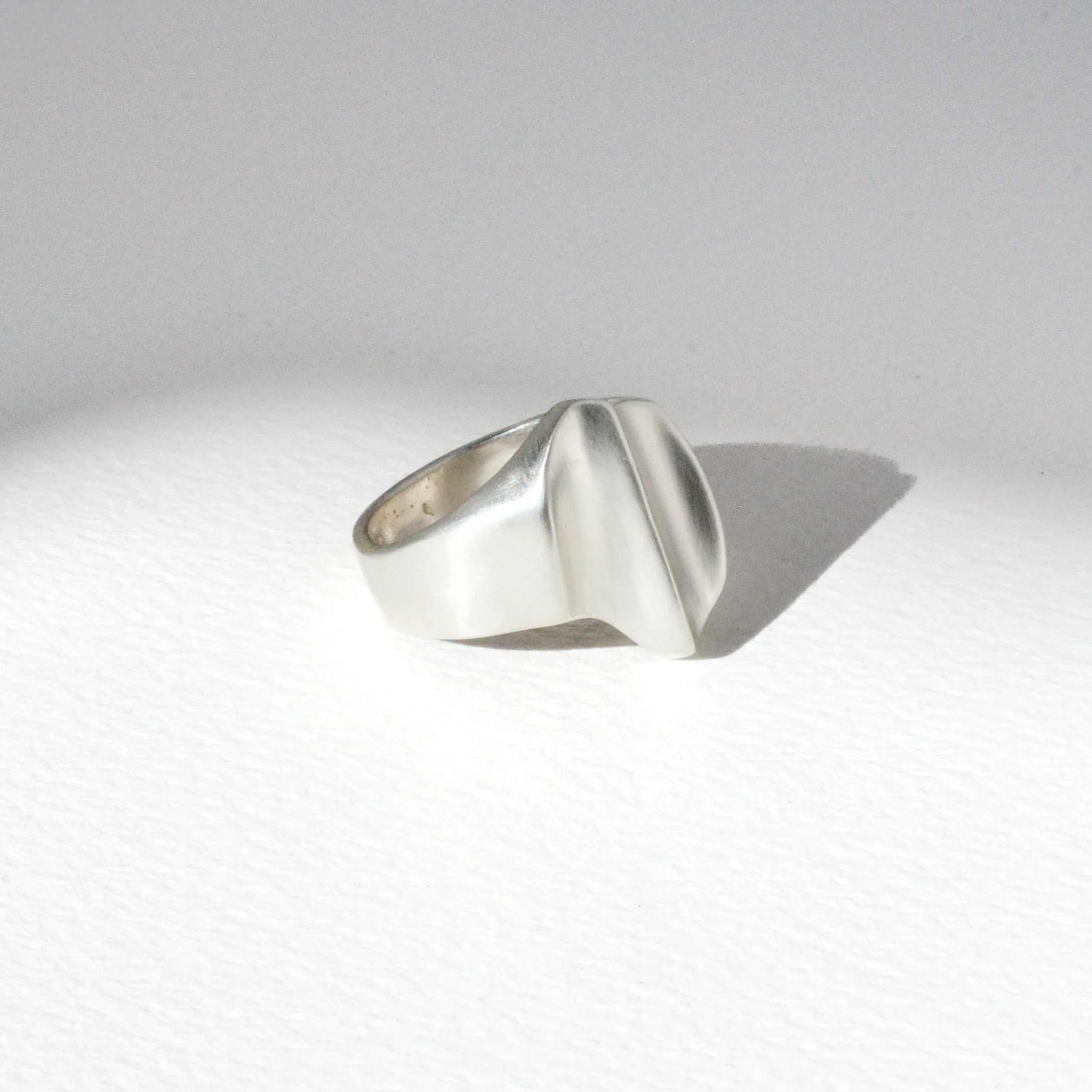 Vintage Modernist Sculpted Ridge Ring - Image 5