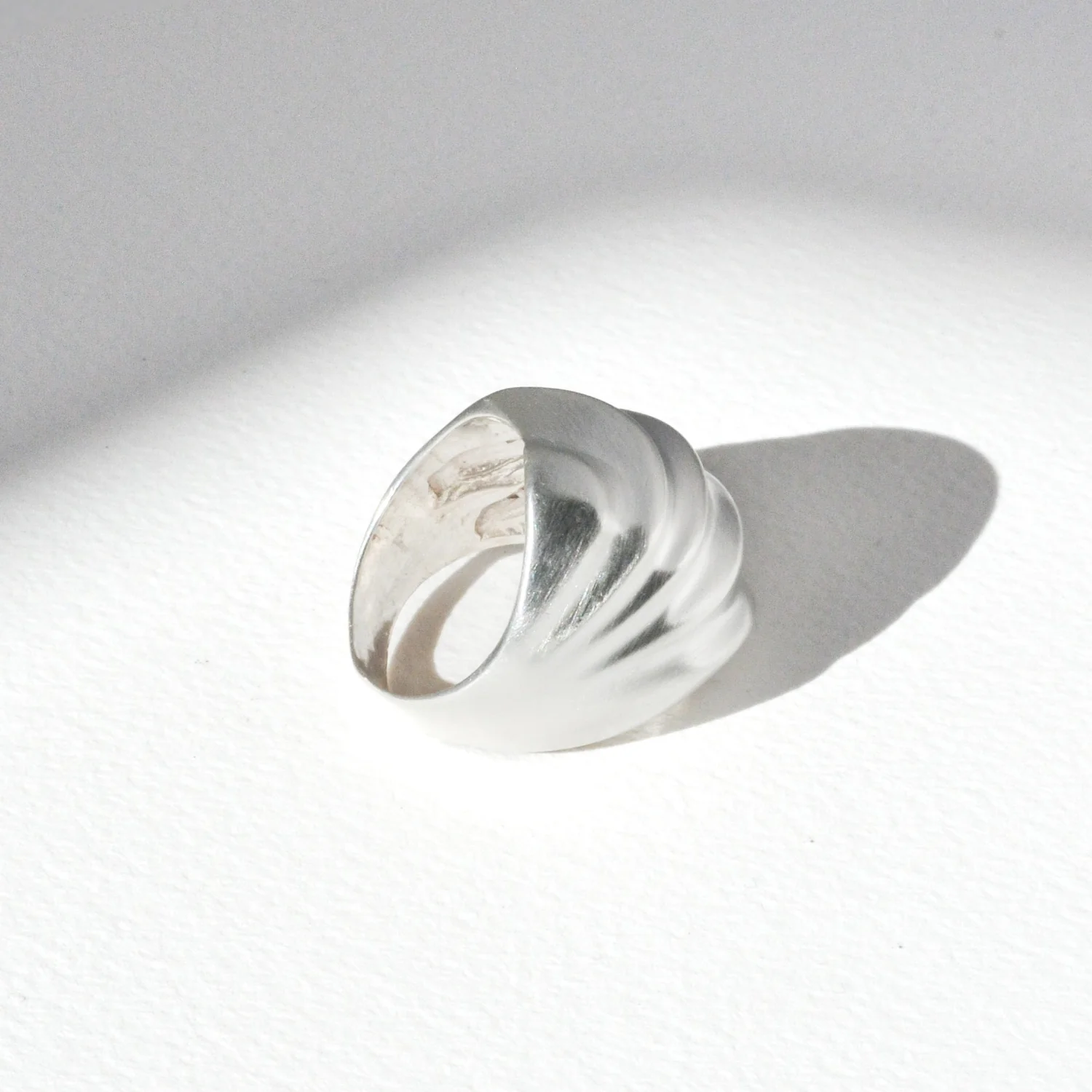 Vintage Modernist Shell Ring - Image 3