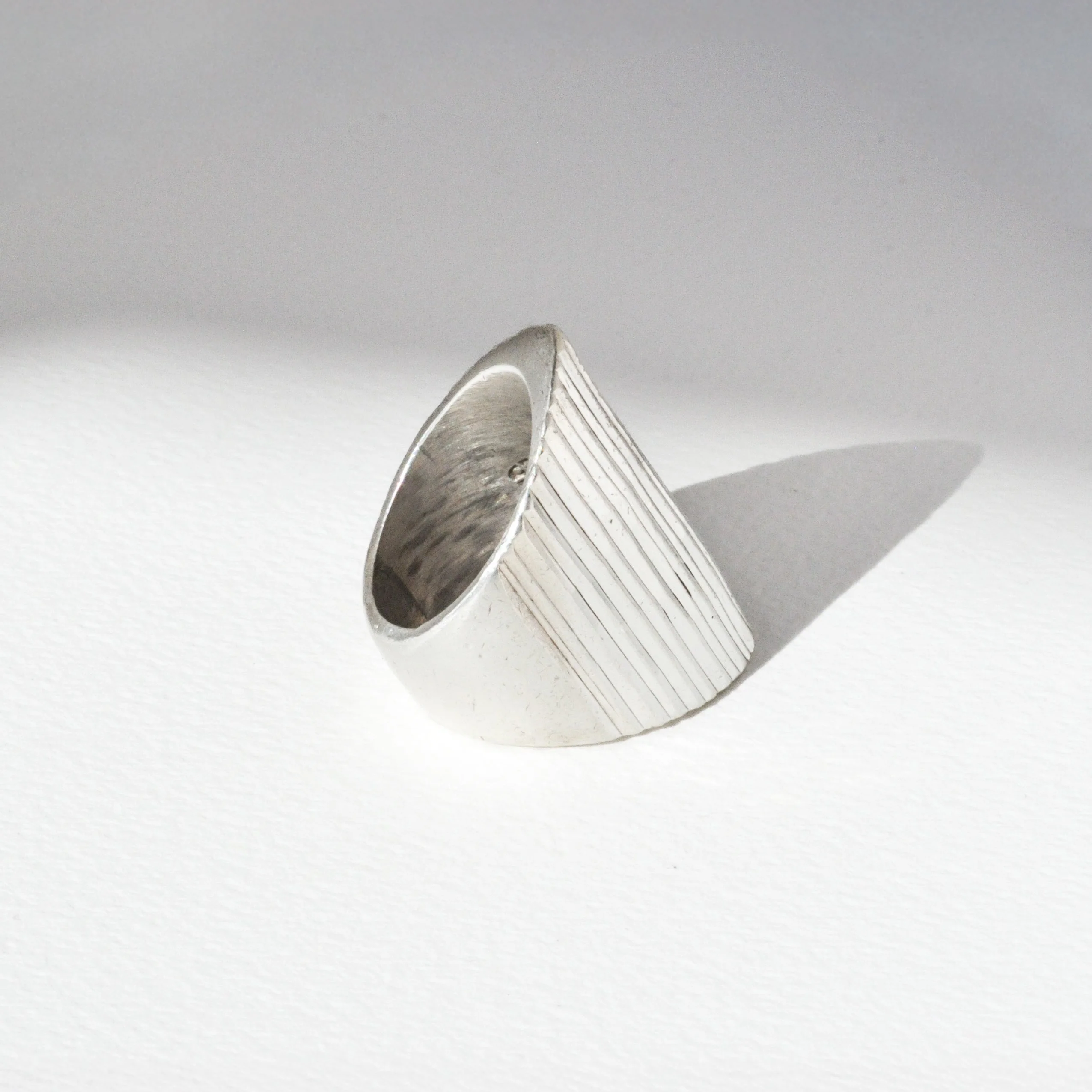 Vintage Sterling Modernist Shield Ring - Image 3